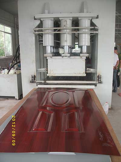 防盜門壓花液壓機生產(chǎn)中